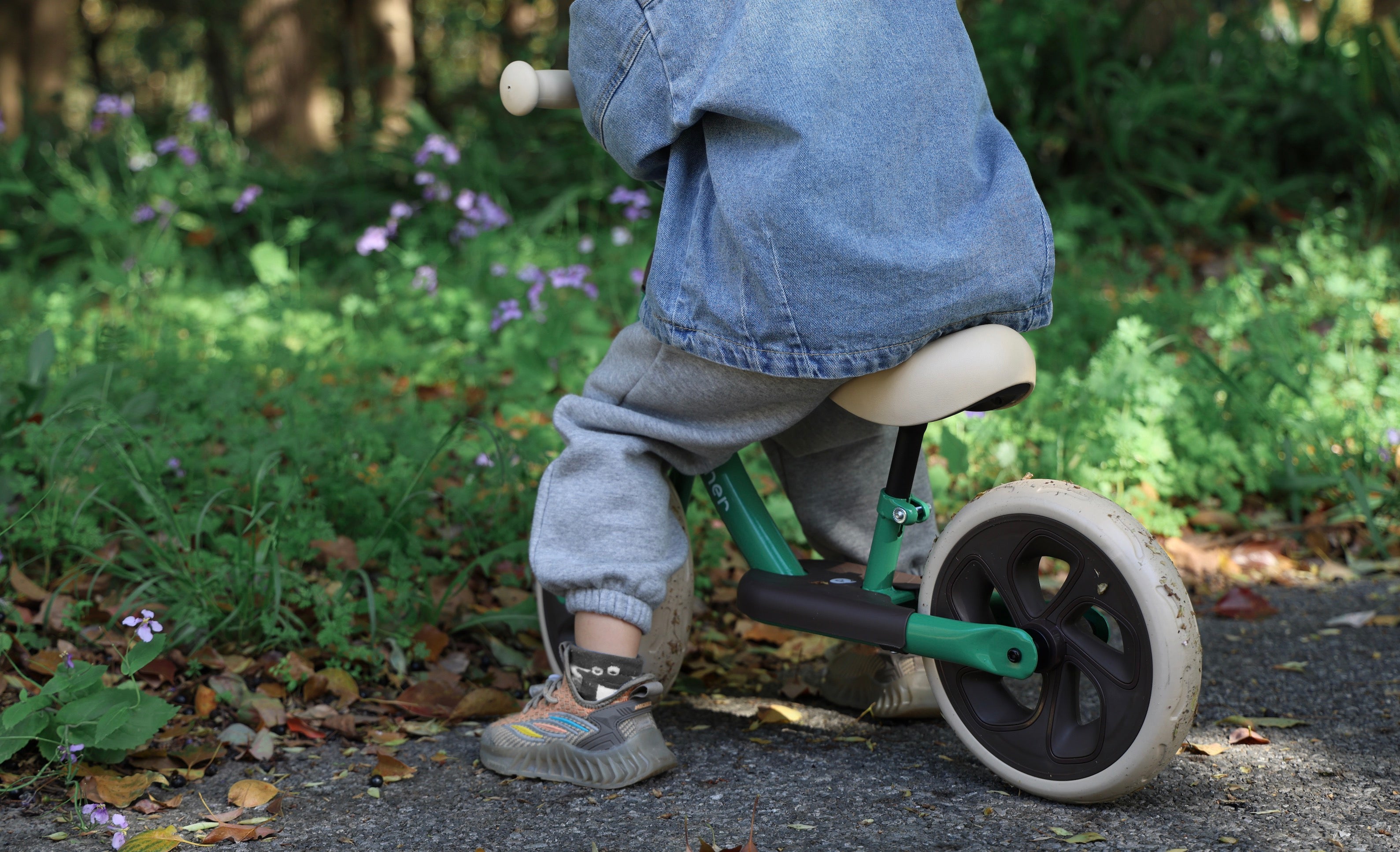 Air-Pumped Tires vs. EVA Foam Tires: Which is Best for Balance Bikes?